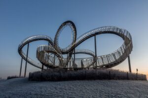 Begehbare Stahltreppe „Tiger & Turtle“ auf einer begrünten Halde
