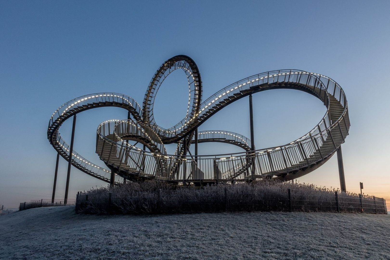 Begehbare Stahltreppe „Tiger & Turtle“ auf einer begrünten Halde